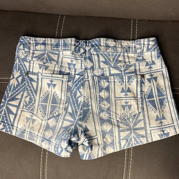 Size 9 Patterned Jean shorts - Picture 2 of 3